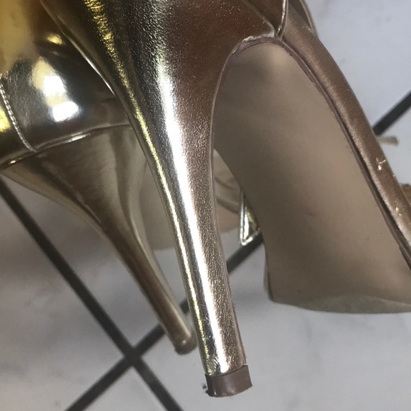 A pair of gold traps Heels - Picture 11 of 16